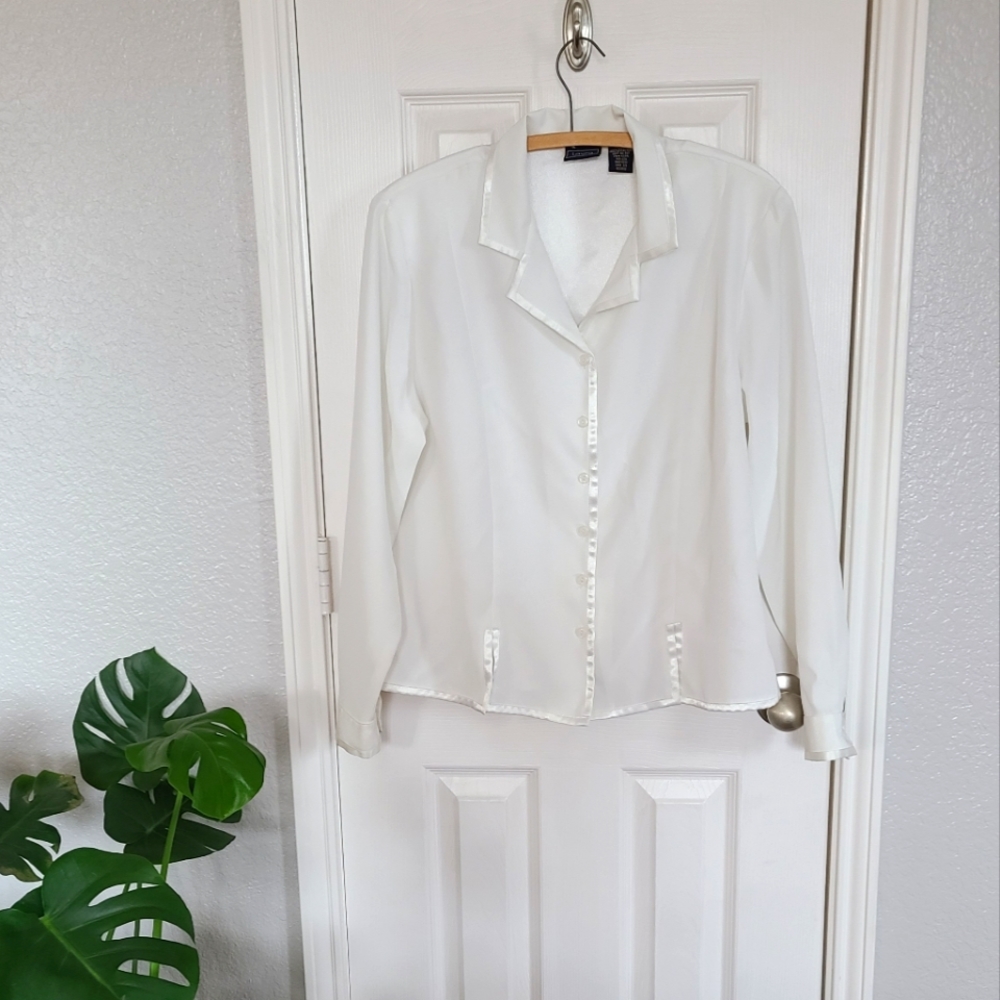 ⭐️Laura Scott⭐️Plus Size 18 Button Down Blouse with Satin Detail
